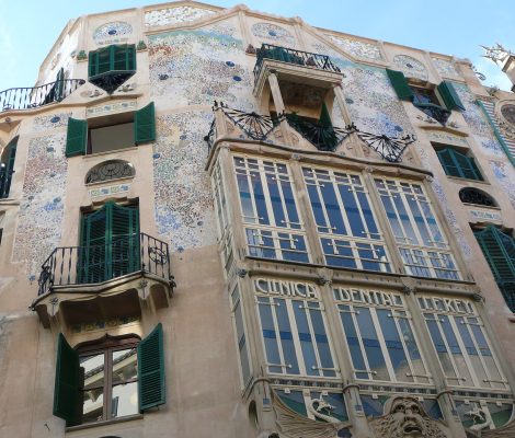 De modernistische gevel van Can Forteza Rey in Palma met mozaïek, erkers en smeedijzeren balkons