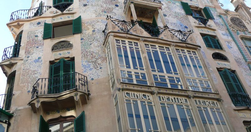 De modernistische gevel van Can Forteza Rey in Palma met mozaïek, erkers en smeedijzeren balkons