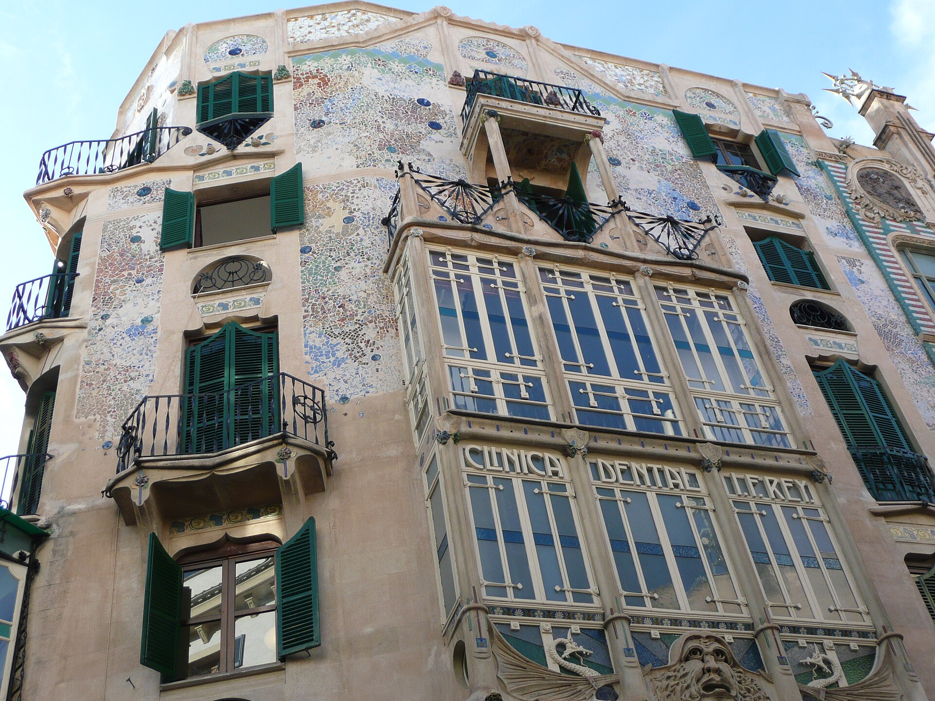 De modernistische gevel van Can Forteza Rey in Palma met mozaïek, erkers en smeedijzeren balkons
