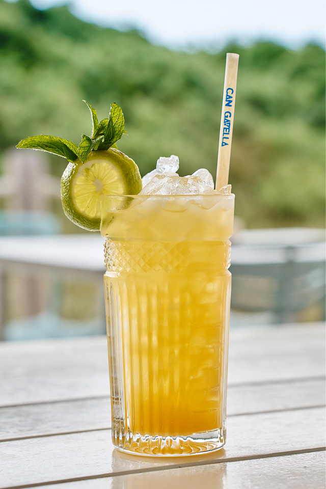 Can Gavella Mallorca: de chiringuito op het zand van Playa de Muro 6 Cocktail met het roerstokje van Can Gavella op het terras aan zee