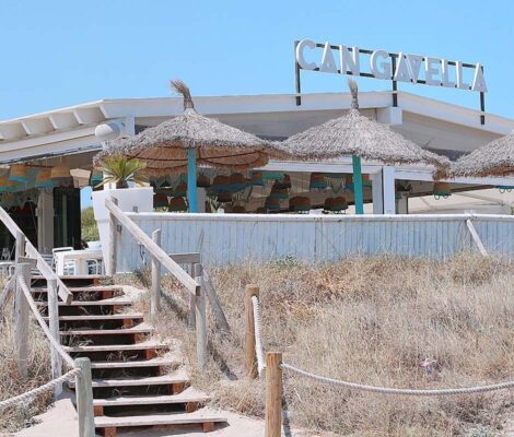 Het strandrestaurant Can Gavella met het houten trappetje door de duinen naar Playa de Muro