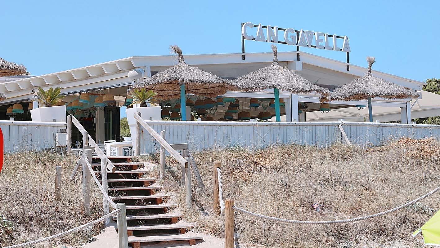 Can Gavella Mallorca: de chiringuito op het zand van Playa de Muro 1 Het strandrestaurant Can Gavella met het houten trappetje door de duinen naar Playa de Muro