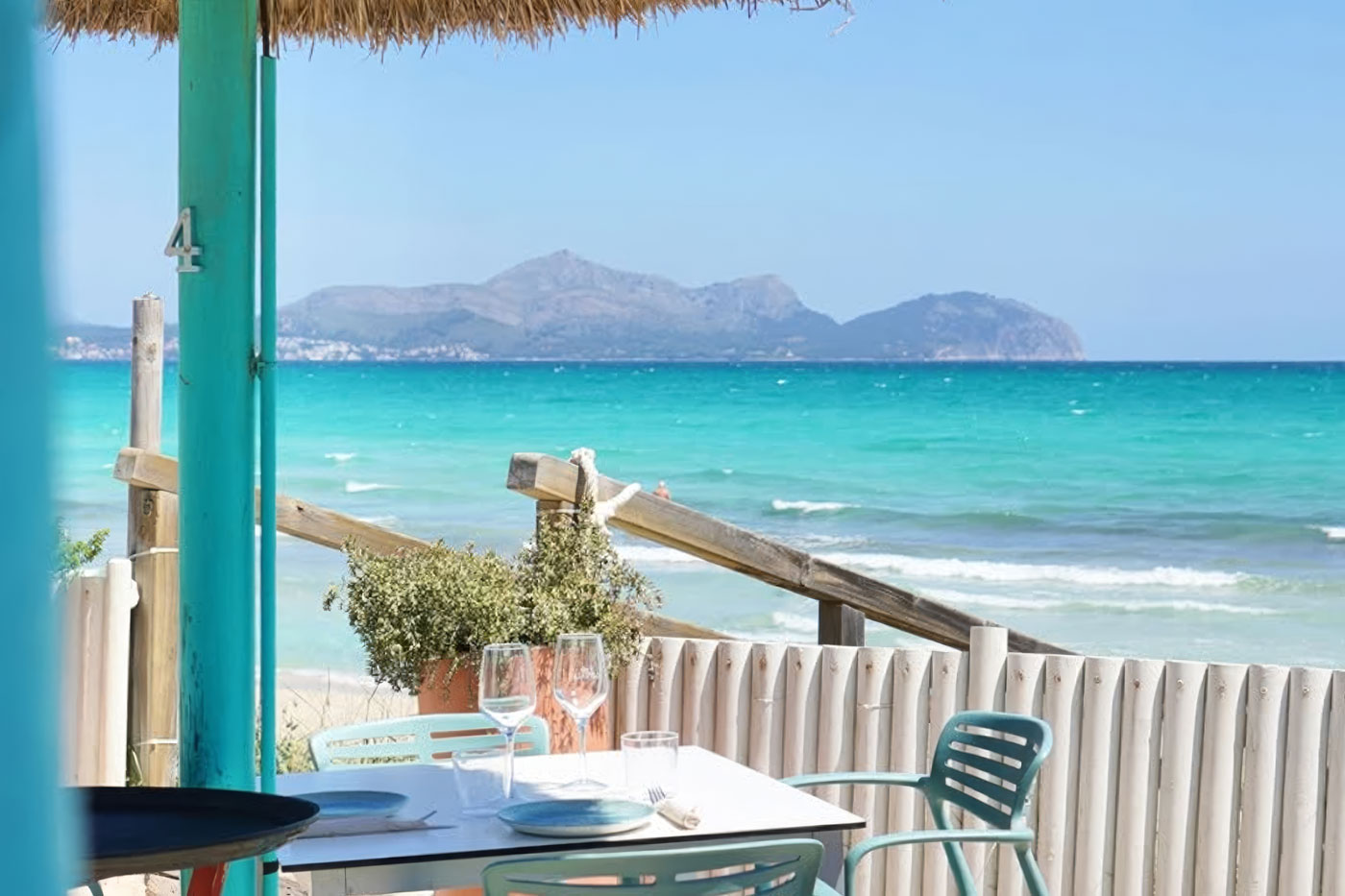 Can Gavella Mallorca: de chiringuito op het zand van Playa de Muro 2 Terras van Can Gavella met uitzicht over de baai van Alcúdia