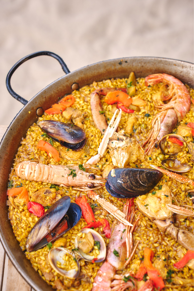 Can Gavella Mallorca: de chiringuito op het zand van Playa de Muro 5 Close-up van een zeevruchtenpaella met garnalen en mosselen bij Can Gavella