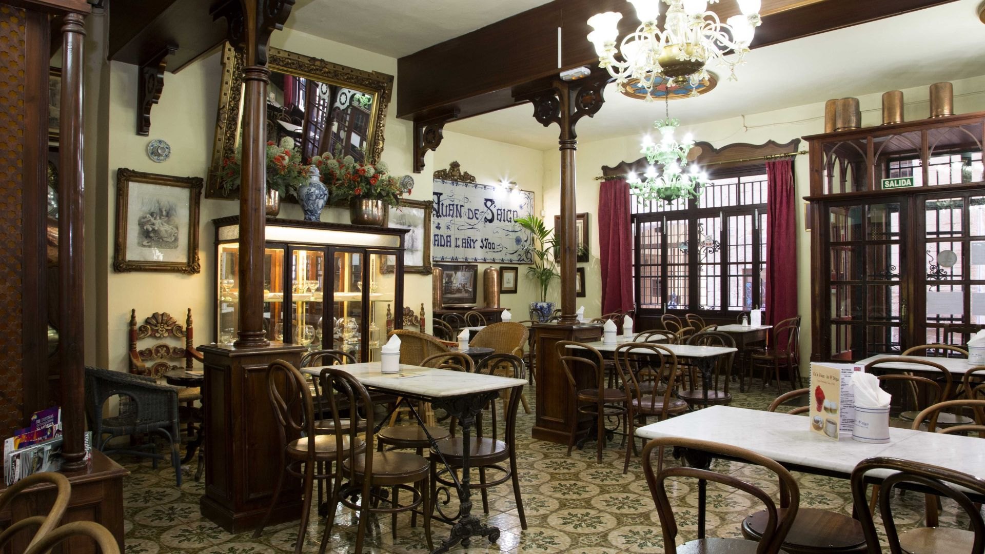 Interieur van Ca'n Joan de s'Aigo aan de Carrer de Can Sanç met tegelvloer en marmeren tafels