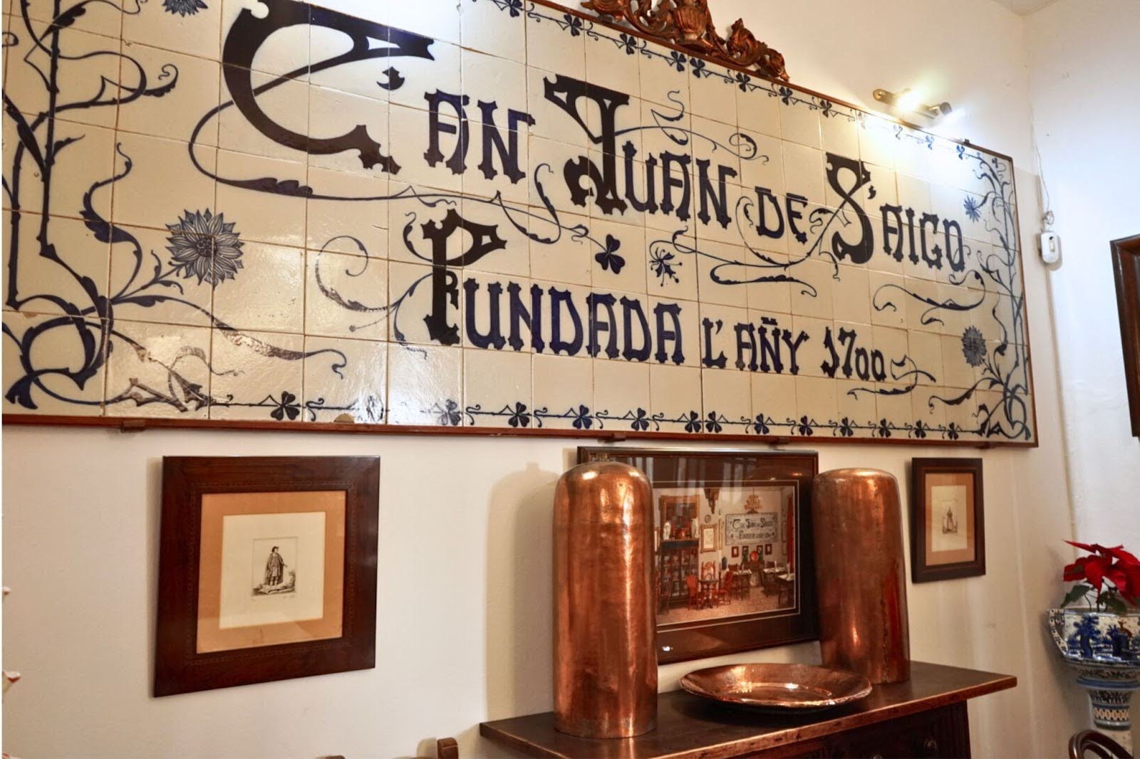Tegelbord met de tekst Can Juan de S'Aigo fundada l'añy 1700 in Ca'n Joan de s'Aigo
