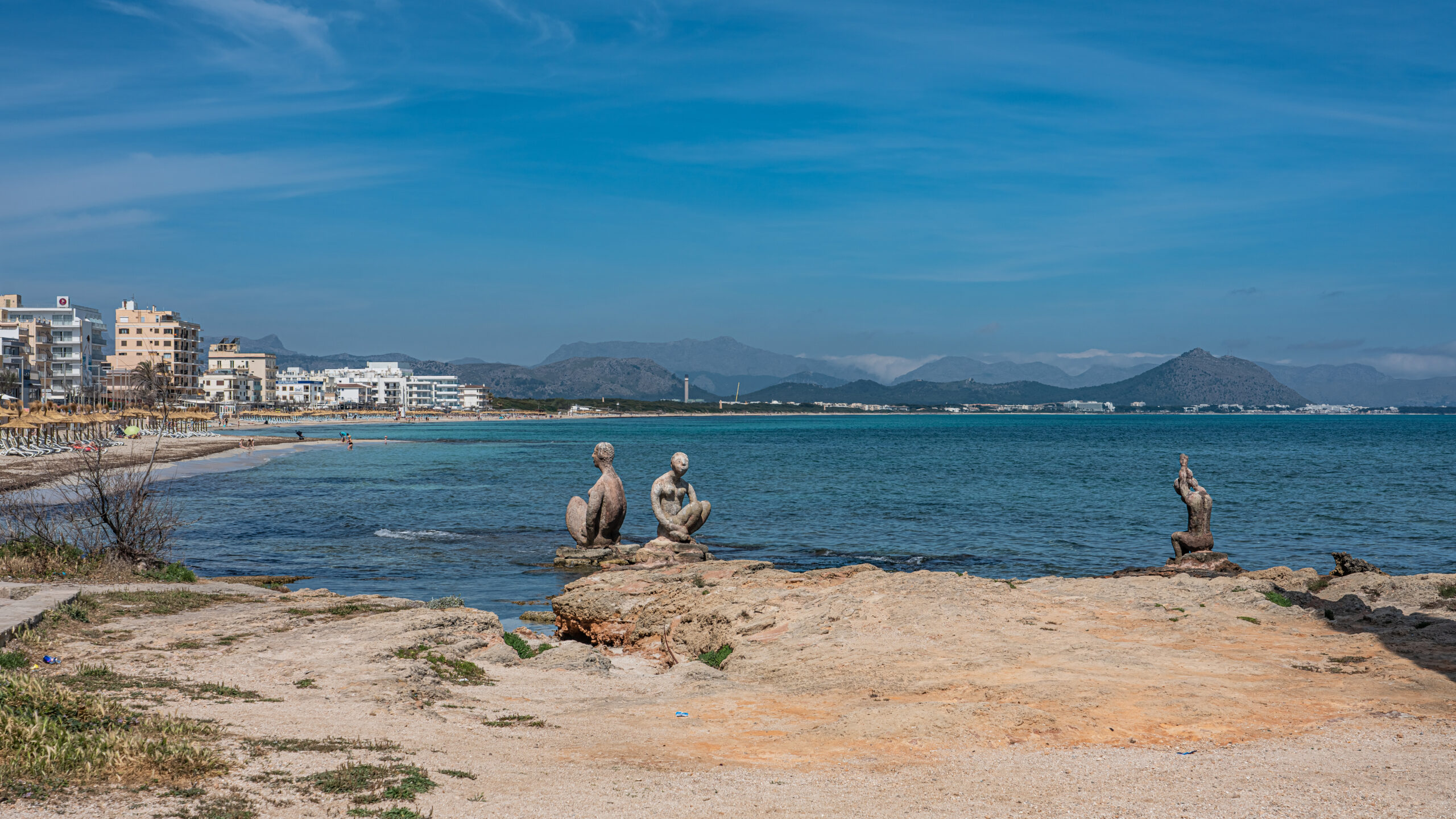 Can Picafort Mallorca: stranden, boulevard en s'Albufera 3 Bronzen beelden van kunstenaar Joan Bennàssar op de rotsen aan het strand van Can Picafort