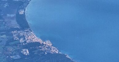 Luchtfoto van de baai van Alcúdia met Can Picafort op de voorgrond en de lange stranden richting Platja de Muro en Platja d'Alcúdia