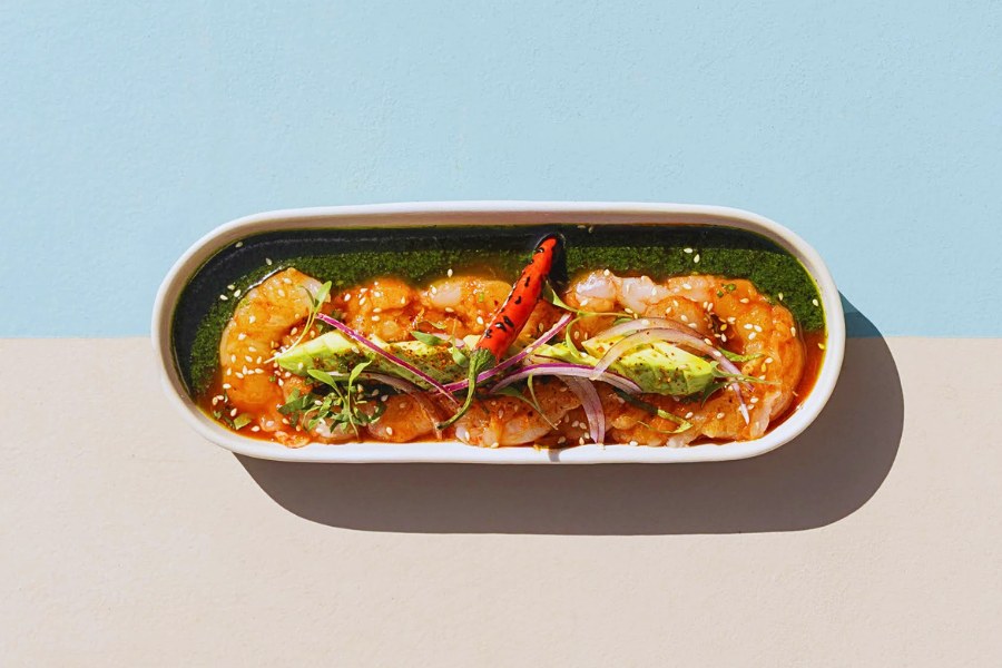 Aguachile van gamba met avocado, rode ui en chili bij o96