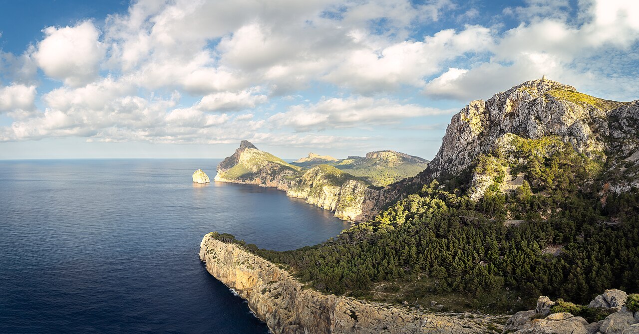 Zonsondergang op Mallorca: waar, hoe laat en hoe je er komt 2 Uitzicht vanaf Cap de Formentor over de kliffen en de zee