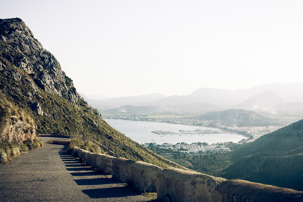 Trap en kustweg op het schiereiland Formentor, met uitzicht over de baai van Pollença