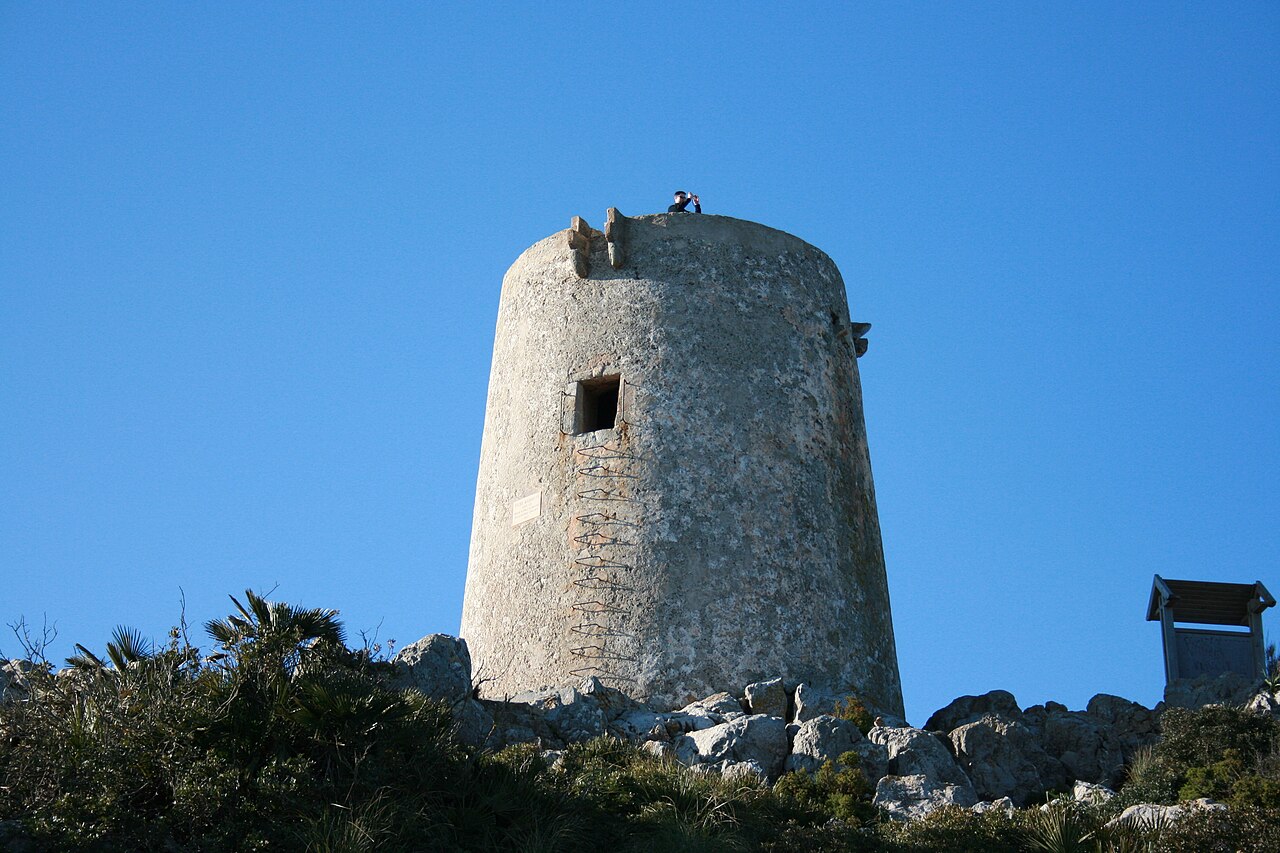 De wachttoren Talaia d'Albercutx boven Cap de Formentor op Mallorca