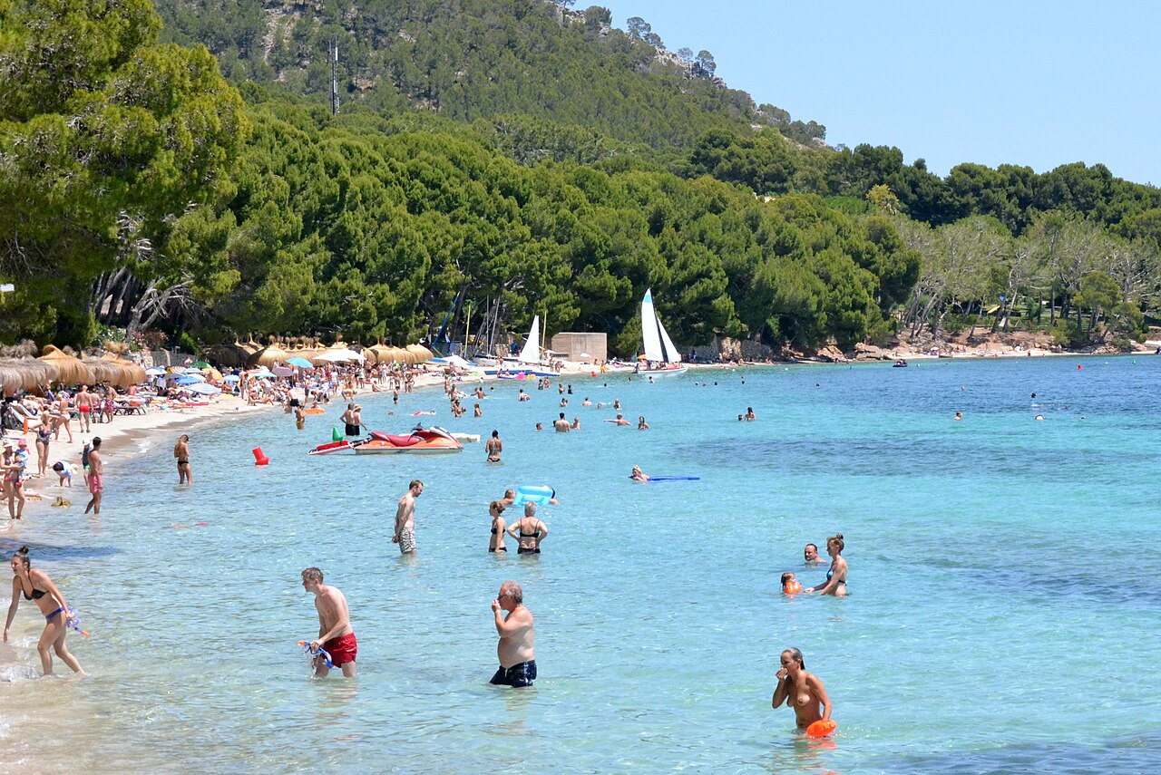 Zwemmers in het ondiepe water van de Platja de Formentor op Mallorca