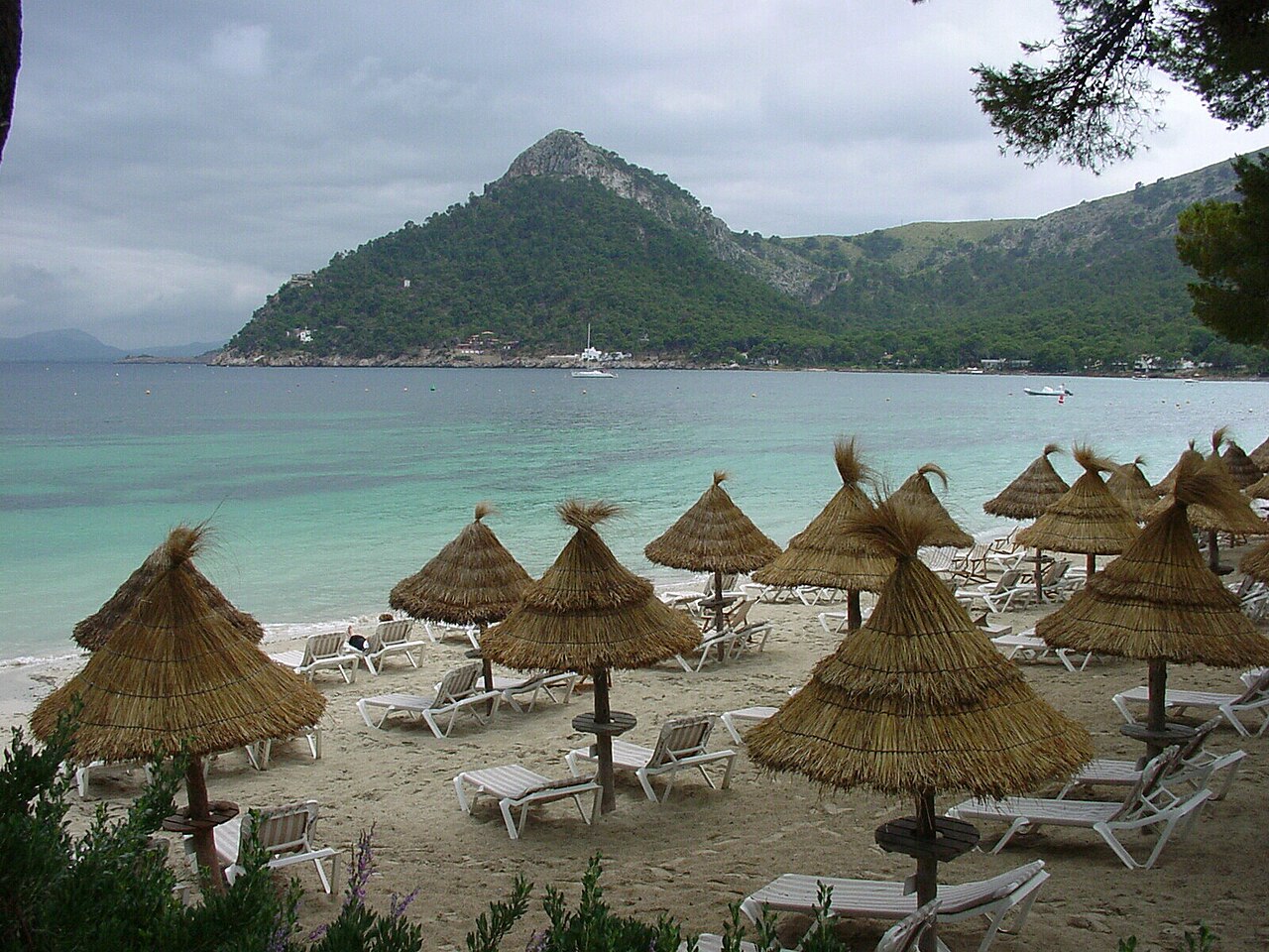Strandbedden en parasols op de Platja de Formentor bij het Hotel Formentor