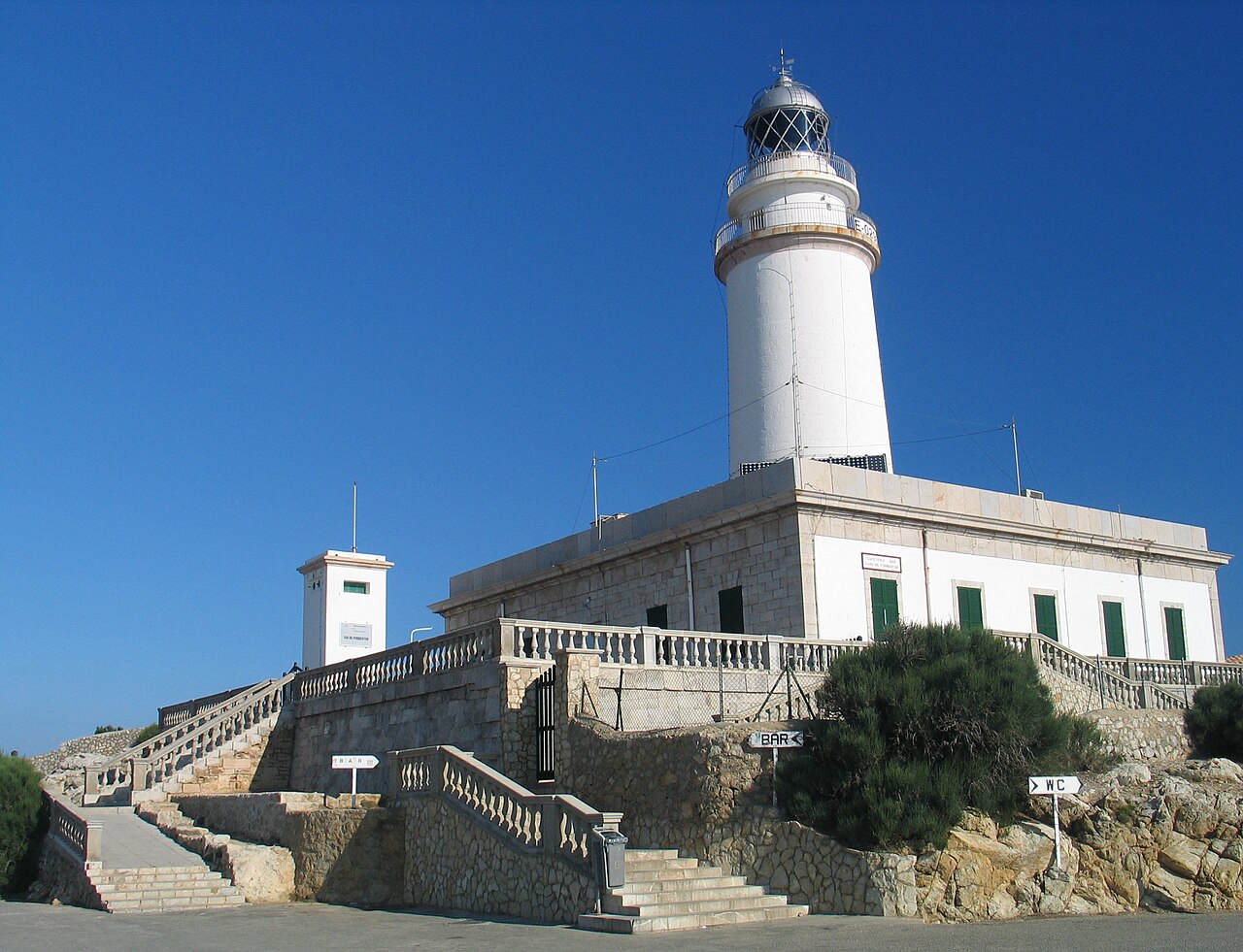 De witte vuurtoren van Cap de Formentor op de noordpunt van Mallorca