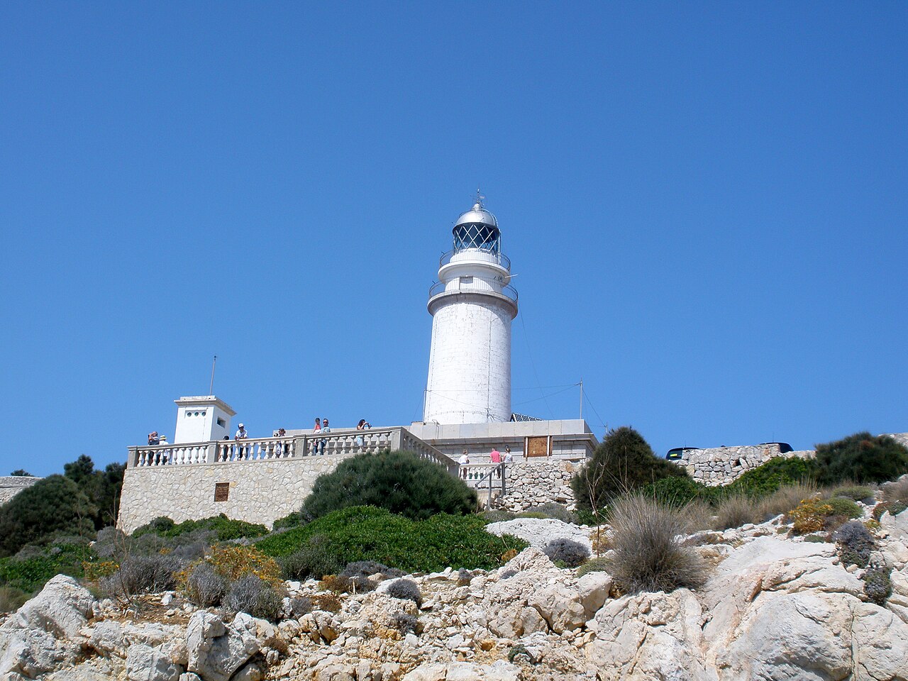 De vuurtoren van Cap de Formentor gezien vanaf de rotsen