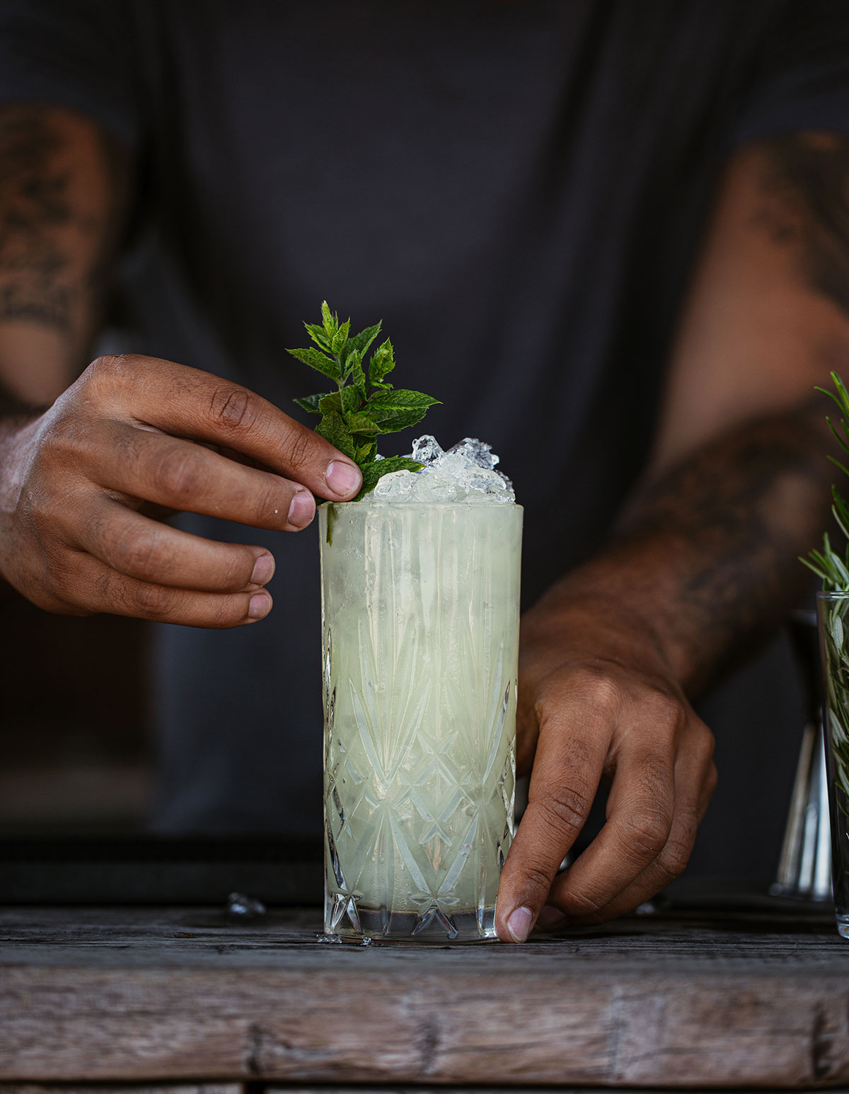 Een cocktail wordt gemaakt bij de bar van Casa Maca