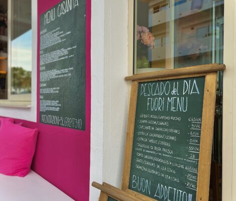 De kleurrijke gevel en het terras van Casanita in Es Pujols op Formentera