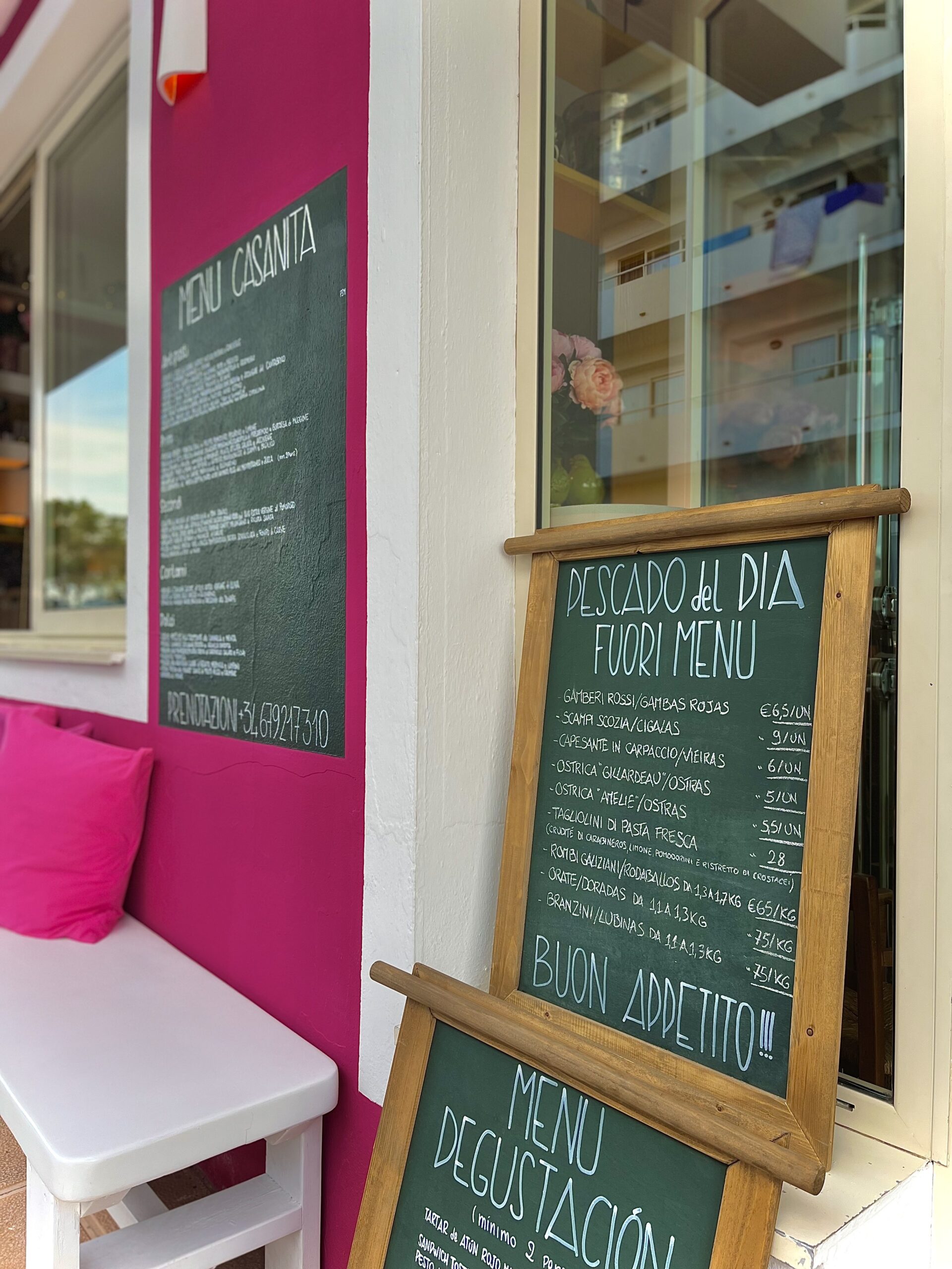 De kleurrijke gevel en het terras van Casanita in Es Pujols op Formentera