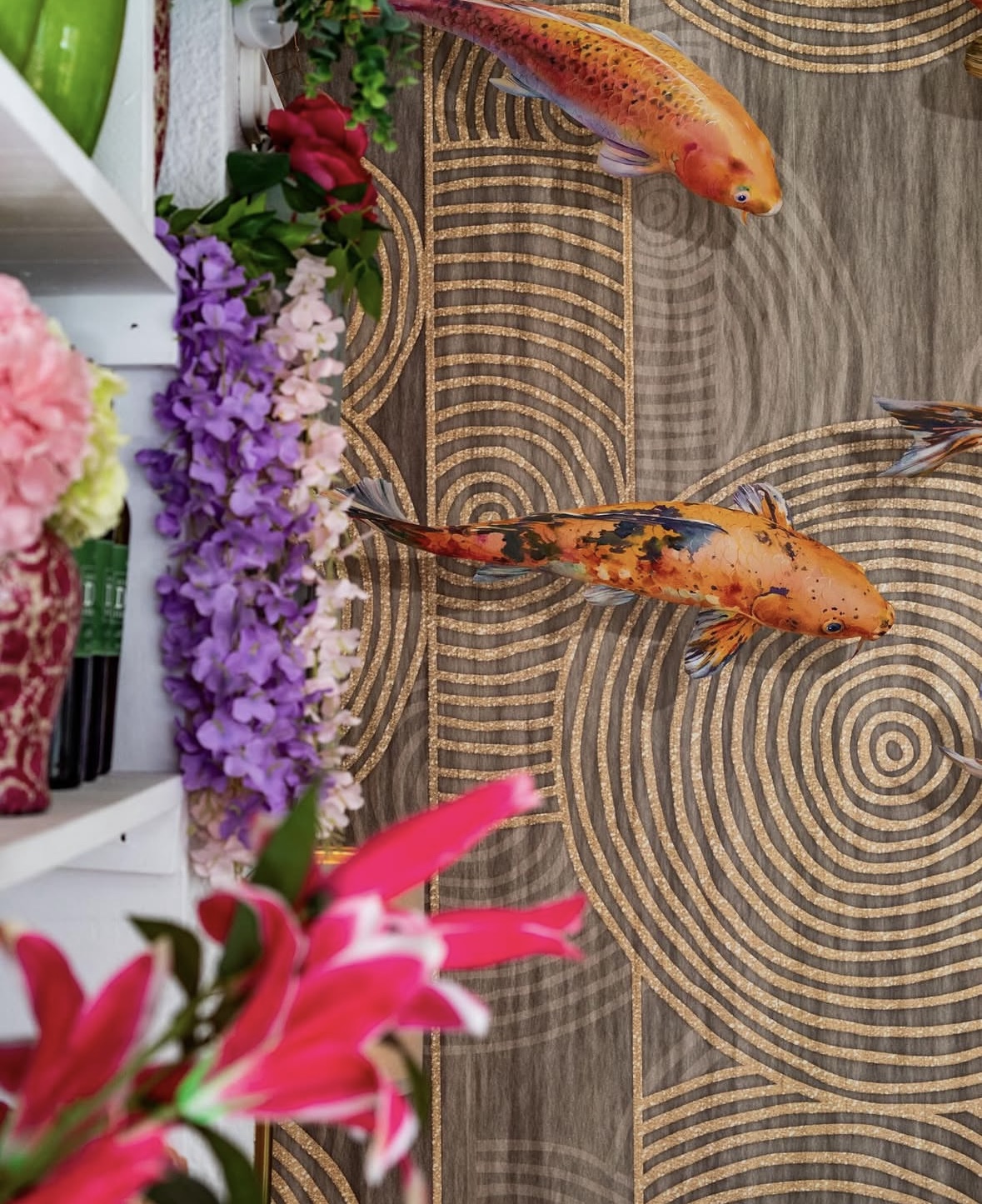 Kleurrijke decoratie met bloemen in het interieur van Casanita Formentera