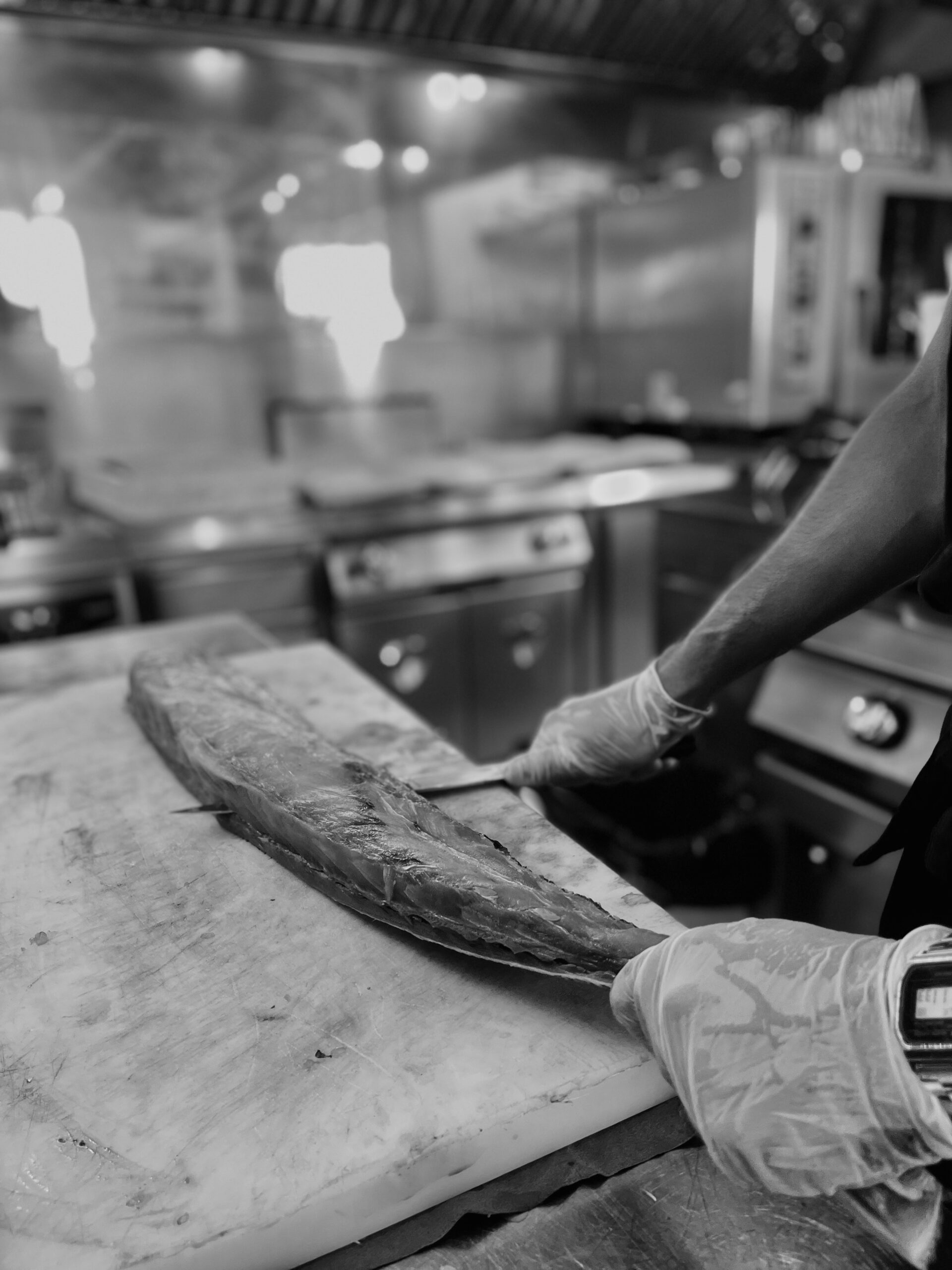 In de keuken van Casanita wordt verse vis schoongemaakt