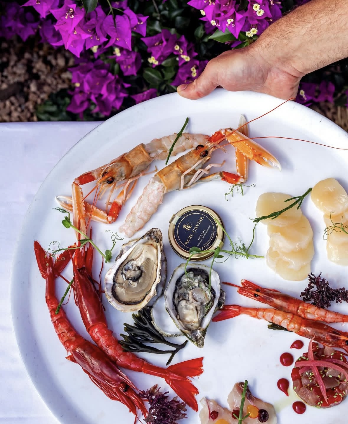 Schaal met verse zeevruchten, gambas en oesters bij Casanita op Formentera