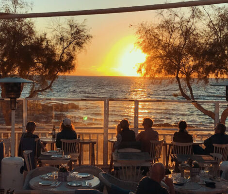 Het terras van Cassai Beach House bij zonsondergang met uitzicht over de zee