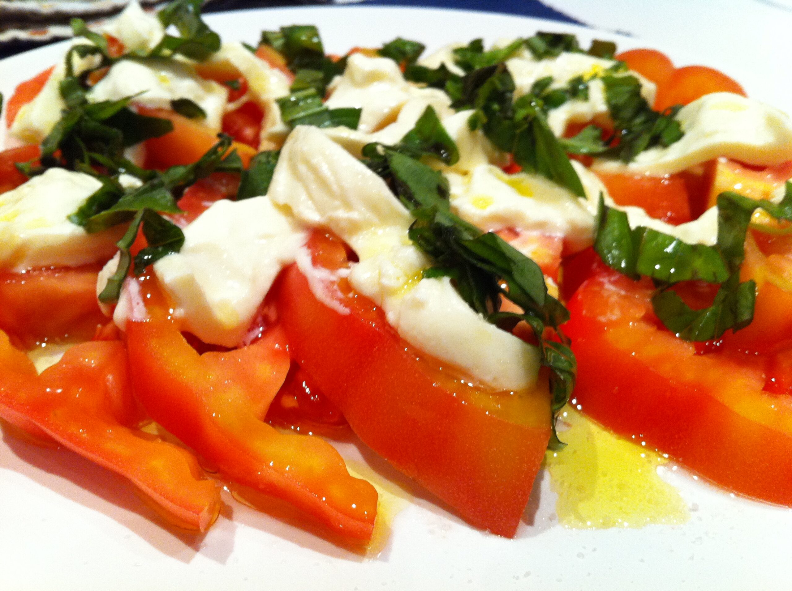 Gerecht van tomaat met mozzarella en verse basilicum bij Cassai Beach House