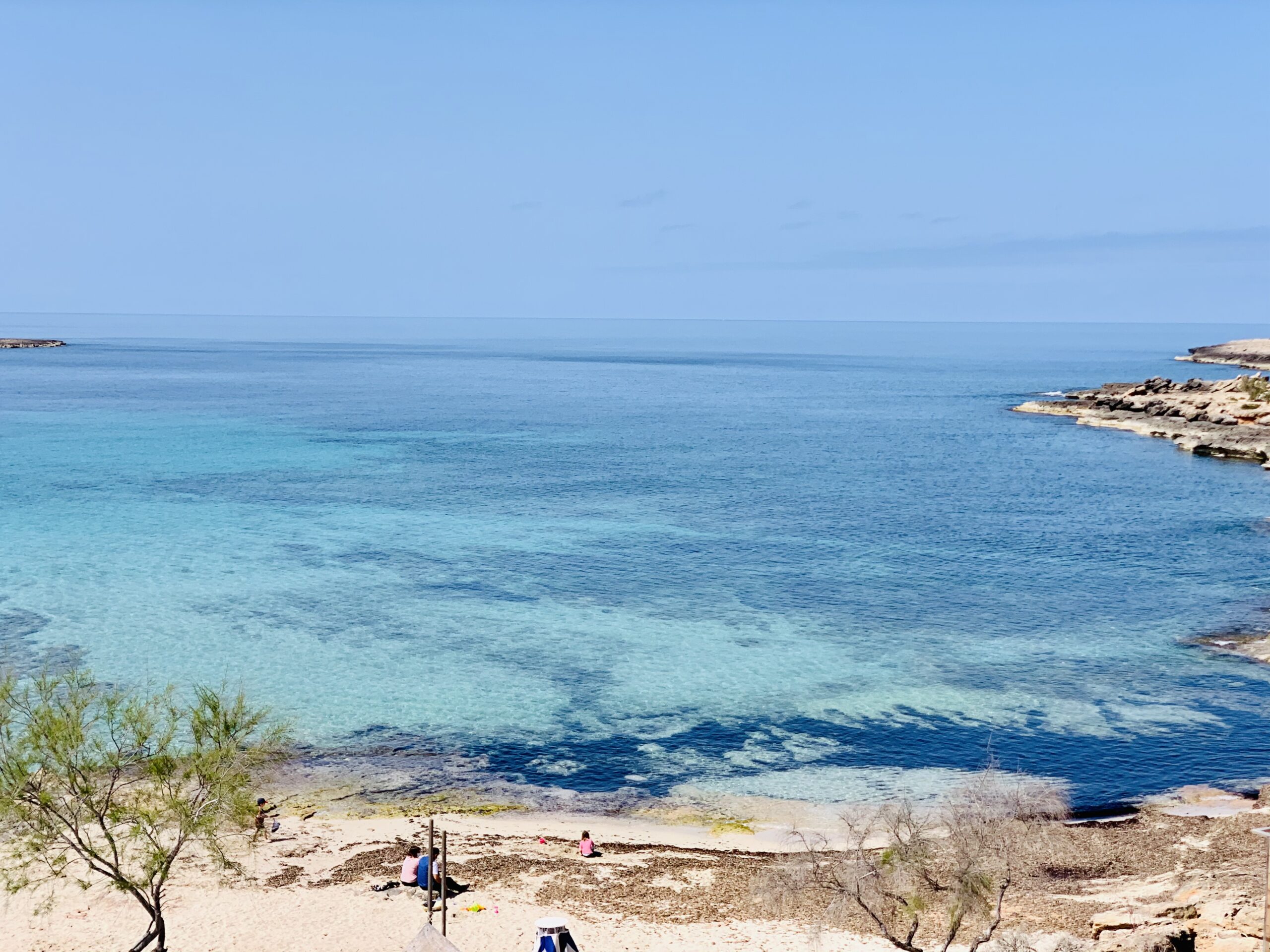 Het turquoise water en de rotskust bij Colònia de Sant Jordi vlak bij Cassai Beach House
