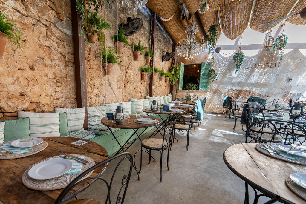 Cassai Gran Café Ses Salines: mediterraan eten in een oud dorpspand 4 De met planten gevulde binnenplaats van Cassai onder het schuifdak in Ses Salines