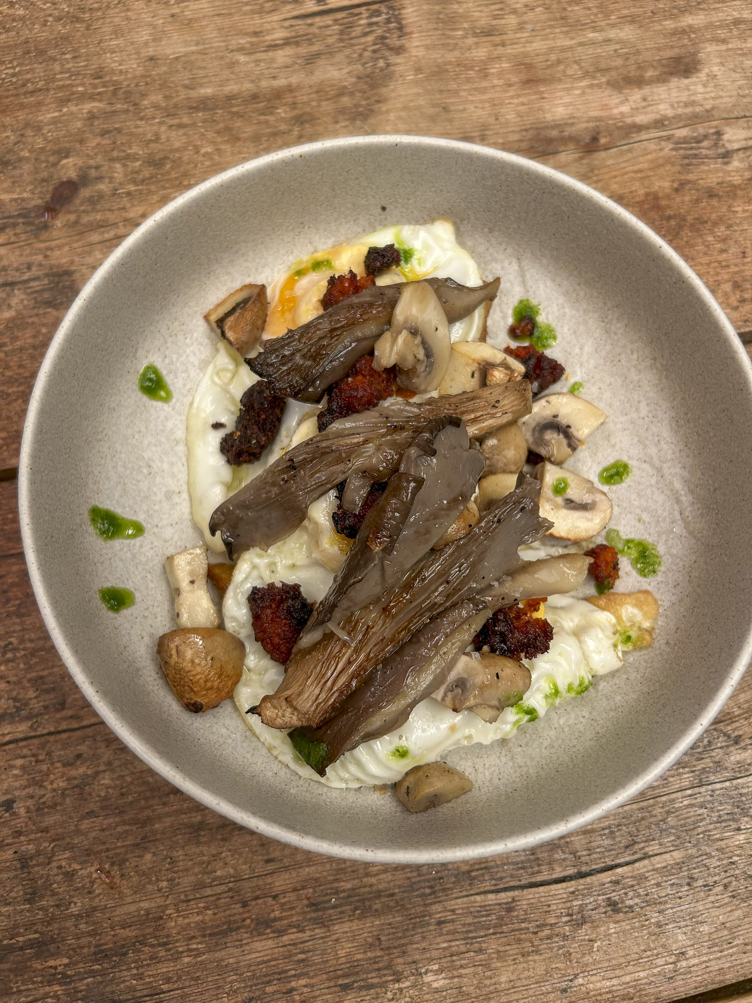 Cassai Gran Café Ses Salines: mediterraan eten in een oud dorpspand 3 Een zorgvuldig opgemaakt mediterraan gerecht op een bord bij Cassai Gran Café in Ses Salines