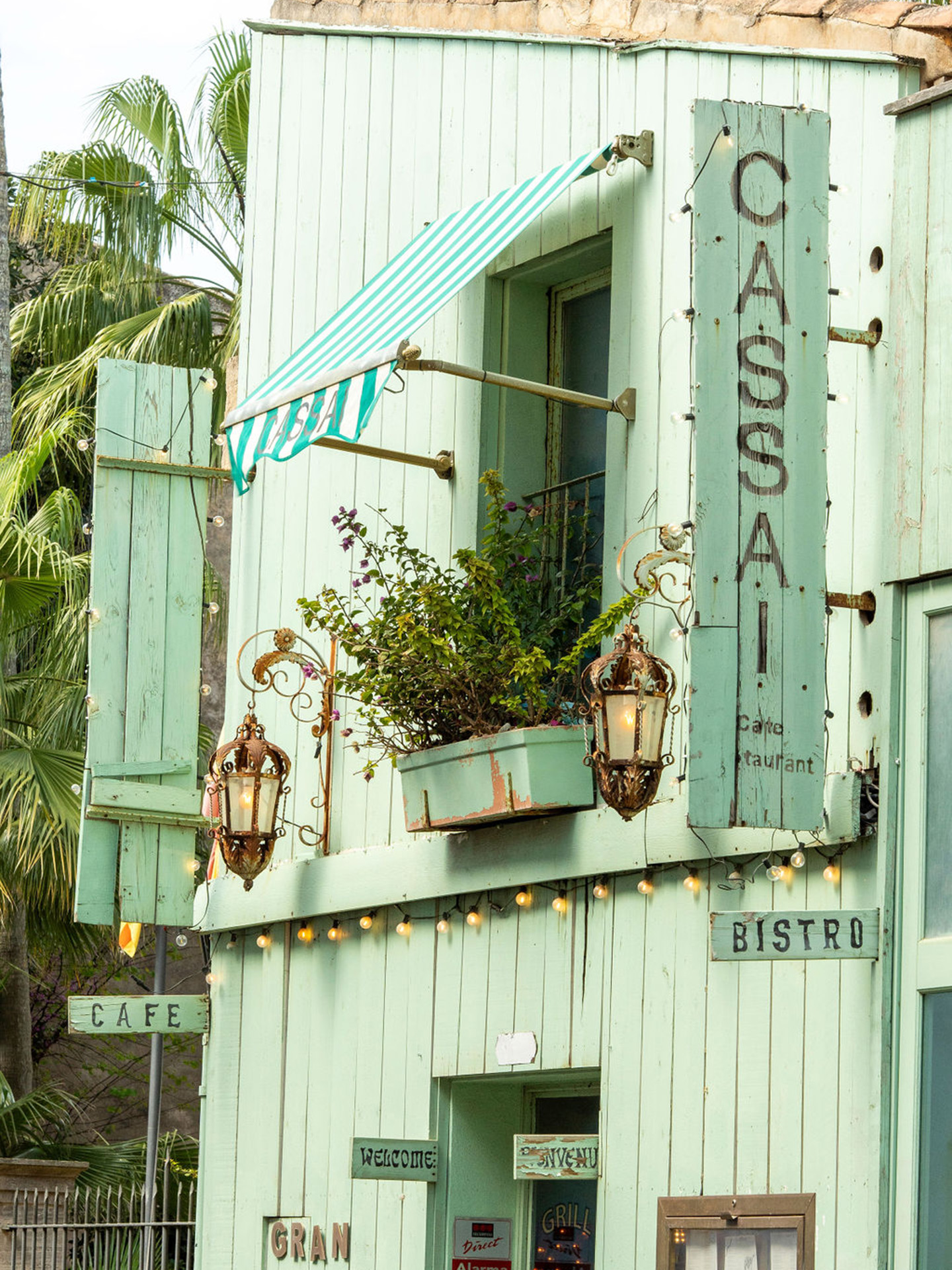 Cassai Gran Café Ses Salines: mediterraan eten in een oud dorpspand 7 De groene gevel met het naambord van Cassai Gran Café in het dorp Ses Salines