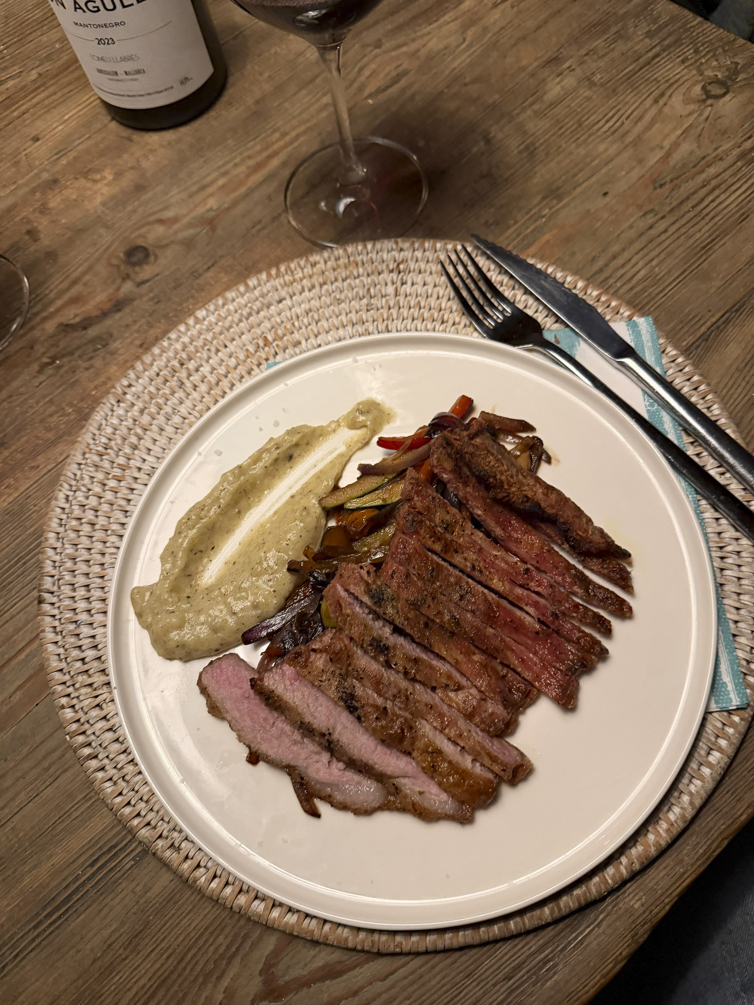 Cassai Gran Café Ses Salines: mediterraan eten in een oud dorpspand 6 Een gesneden vleesgerecht op een bord bij Cassai Gran Café in Ses Salines