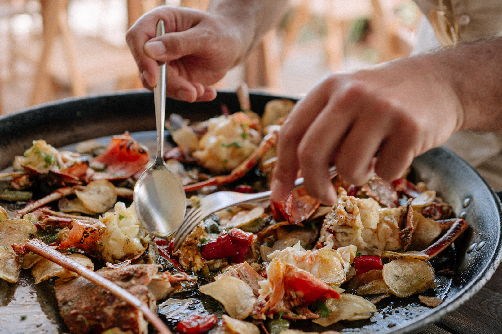 Chezz Gerdi Formentera: het iconische strandrestaurant van Es Pujols 4 Pan met een rijstgerecht met vis en schaaldieren bij Chezz Gerdi
