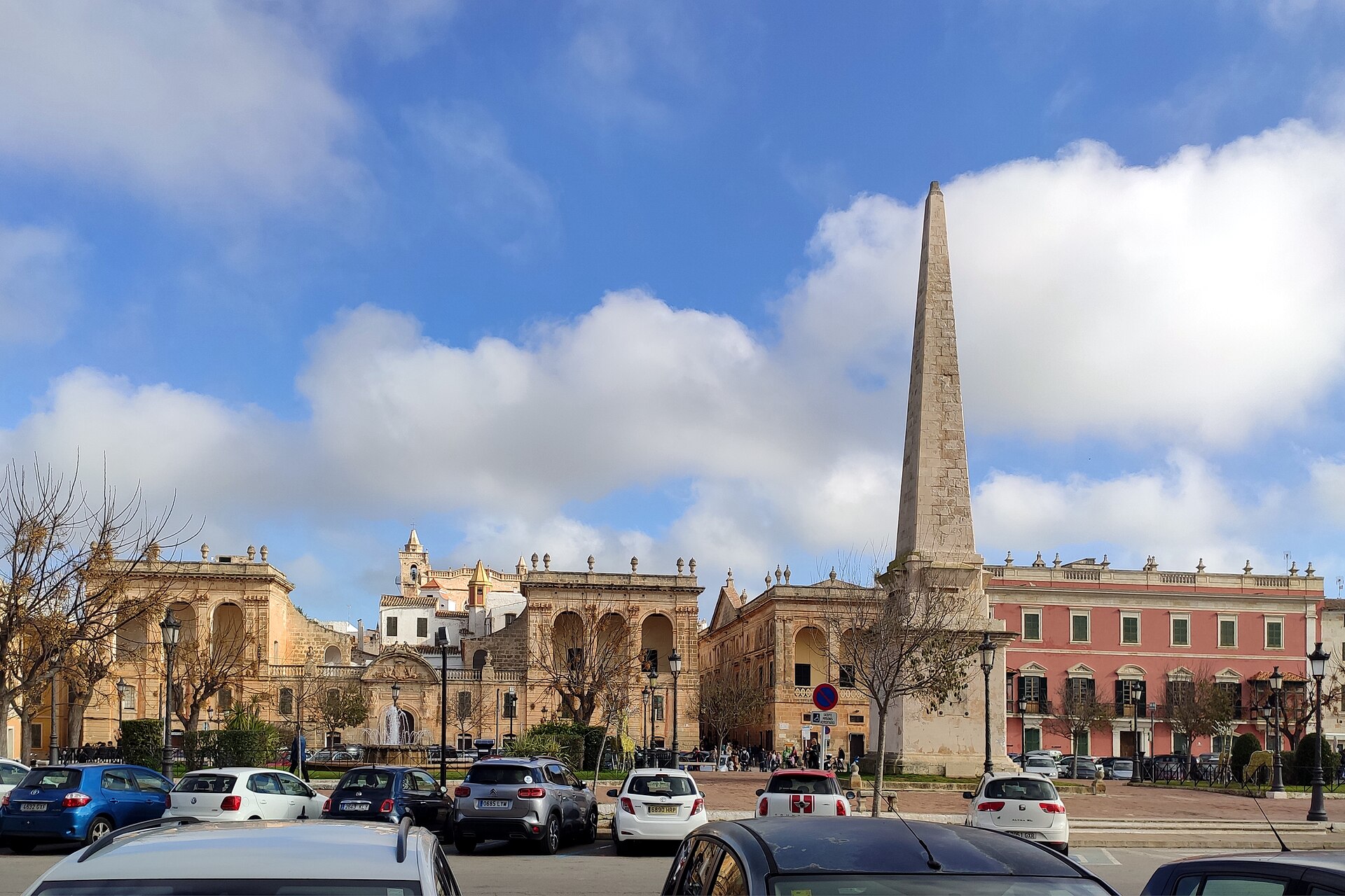 De obelisk uit 1857 op de Plaça des Born in Ciutadella met de paleizen aan het plein op Menorca