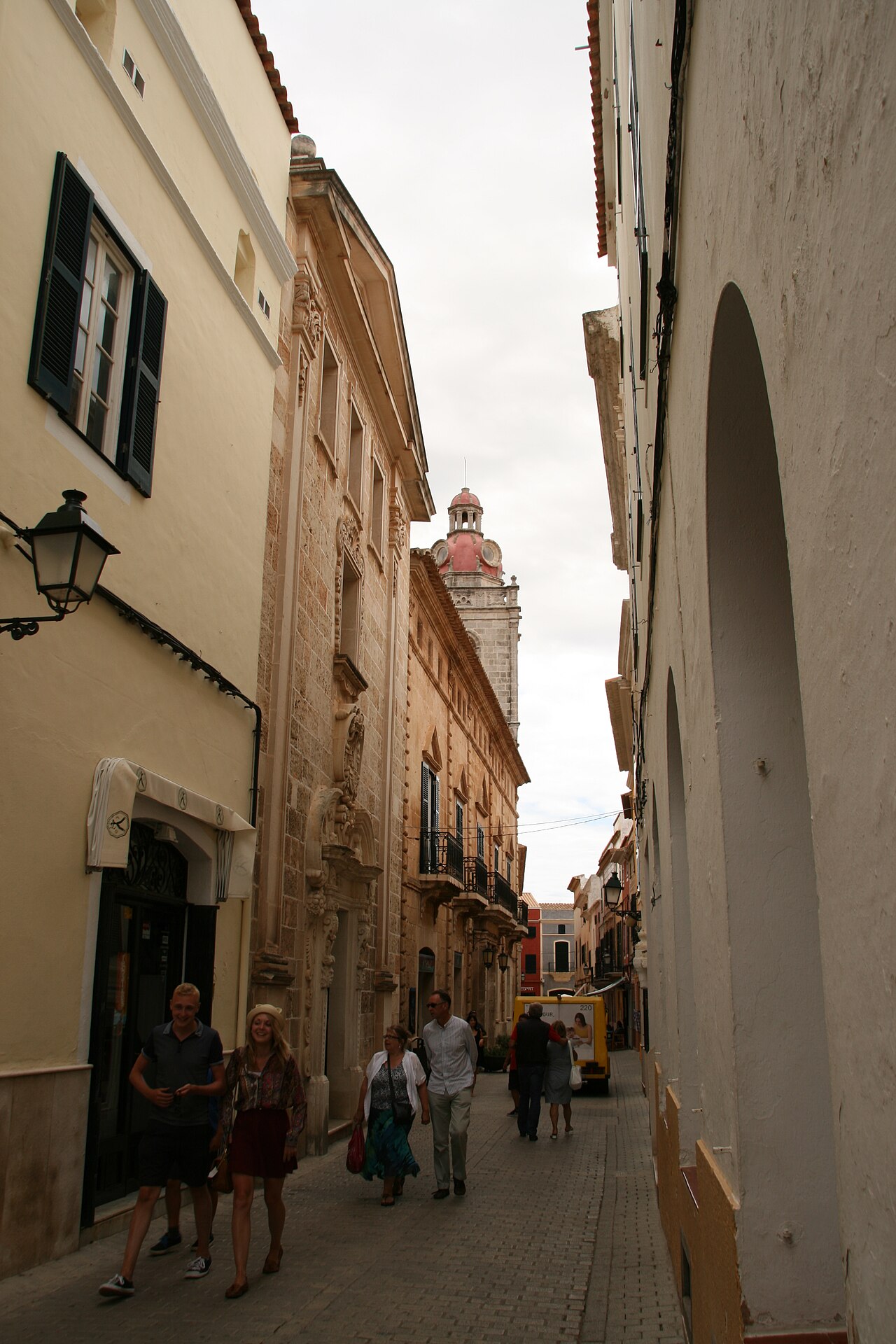 Straat in Ciutadella op Menorca met voetgangers tussen historische gevels