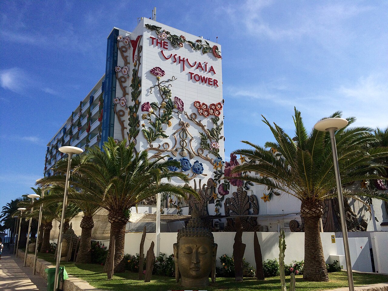 De Ushuaïa Tower aan Playa d'en Bossa tussen de palmen