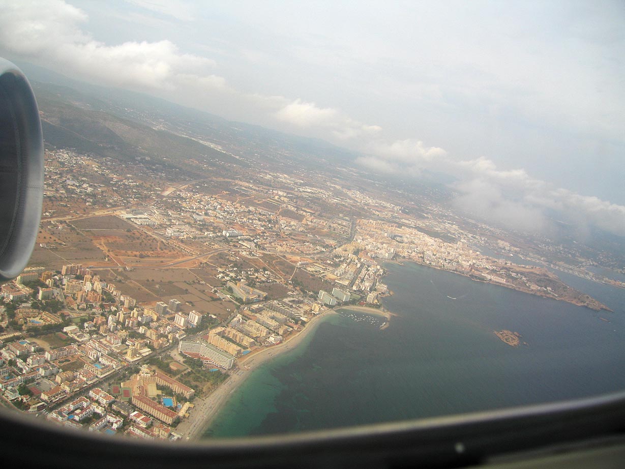 Playa d'en Bossa en de zuidkust van Ibiza vanuit de lucht
