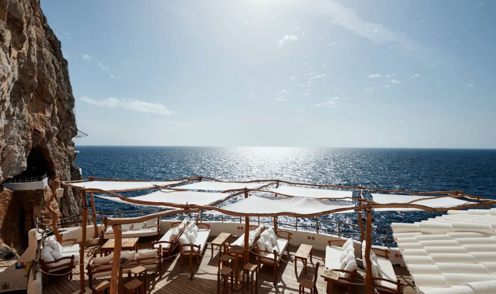 Cova d'en Xoroi Menorca: zonsondergangsbar in de kliffen 2 Cova d’en Xoroi Menorca, foto 1