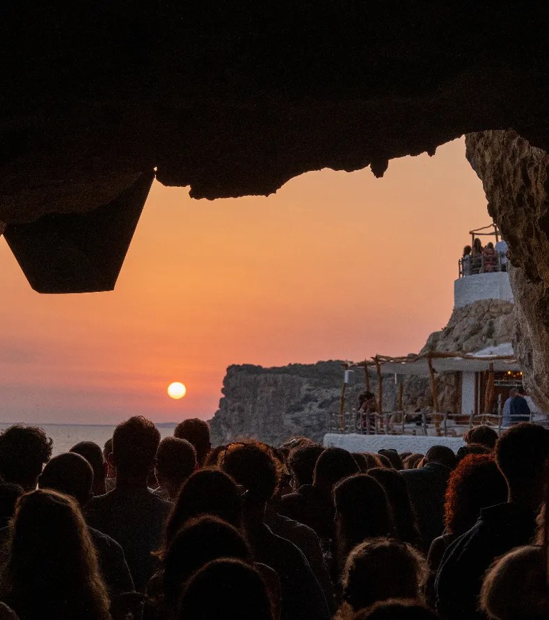 Cova d'en Xoroi Menorca: zonsondergangsbar in de kliffen 6 Cova d’en Xoroi Menorca, foto 5