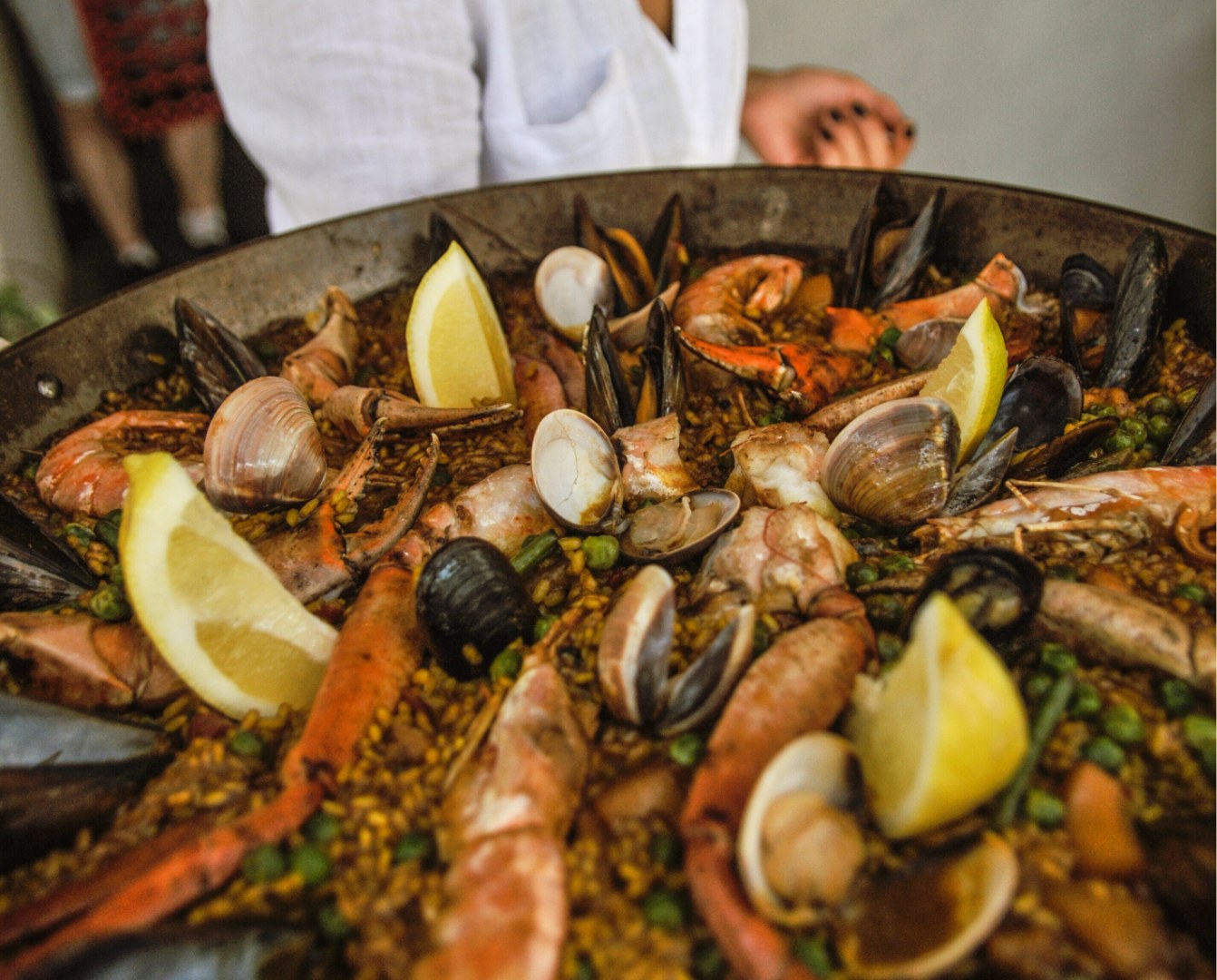 Pan met arroz met zeevruchten (paella) bij Cucum Beach House