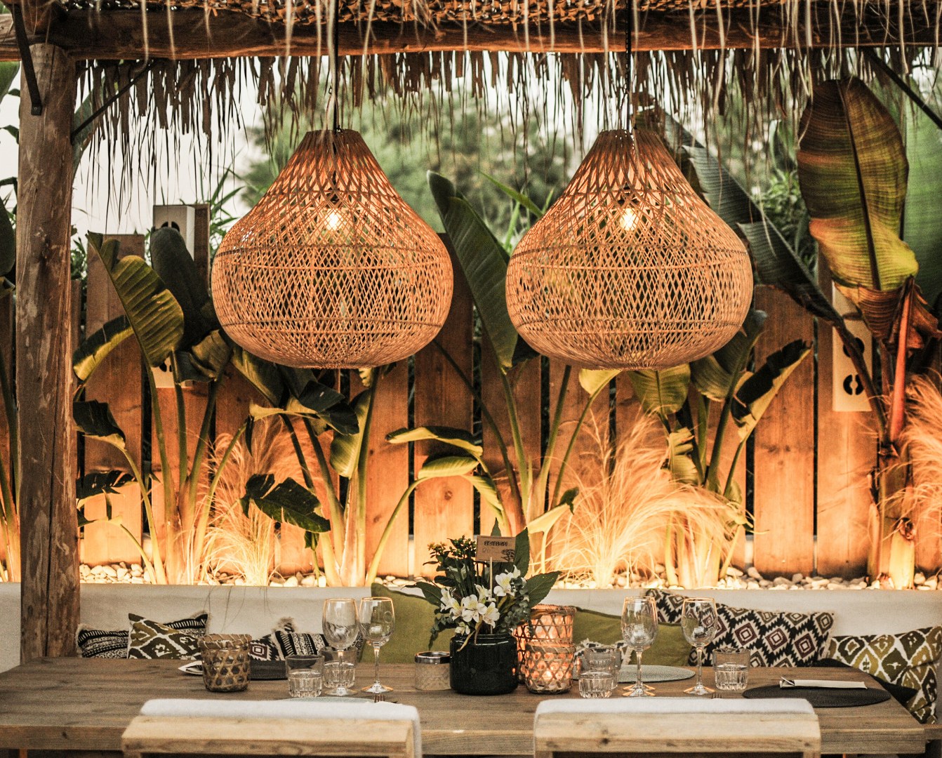 Rieten hanglampen en loungehoek in het interieur van Cucum Beach House