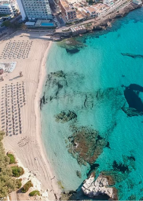 Luchtfoto van het strand van Son Moll bij Cucum Beach House met turquoise water