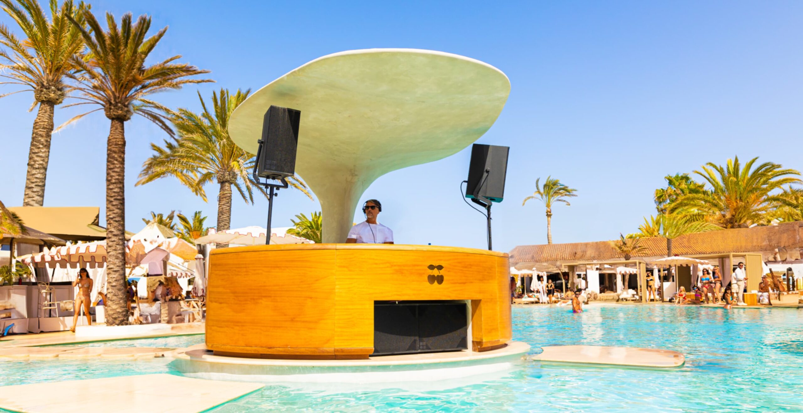 Destino Ibiza: van Destino Pacha naar Destino Five, en wat er veranderde 3 De dj-booth aan het zwembad van Destino Five Ibiza tussen de palmen