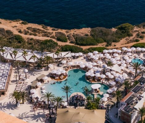 Destino Five Ibiza vanuit de lucht: het zwembad en de terrassen op de kliffen van Cap Martinet