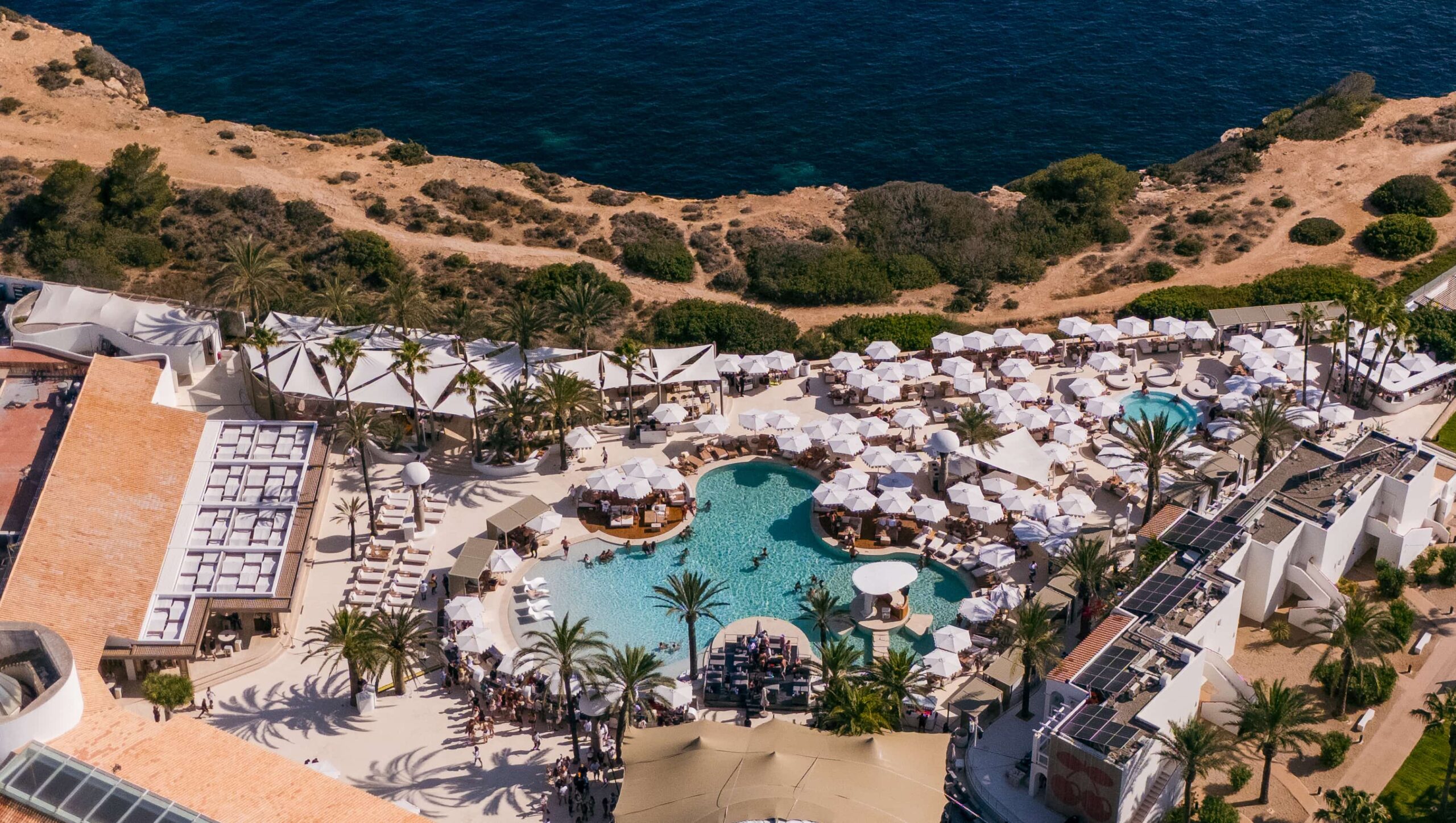 Destino Ibiza: van Destino Pacha naar Destino Five, en wat er veranderde 1 Destino Five Ibiza vanuit de lucht: het zwembad en de terrassen op de kliffen van Cap Martinet