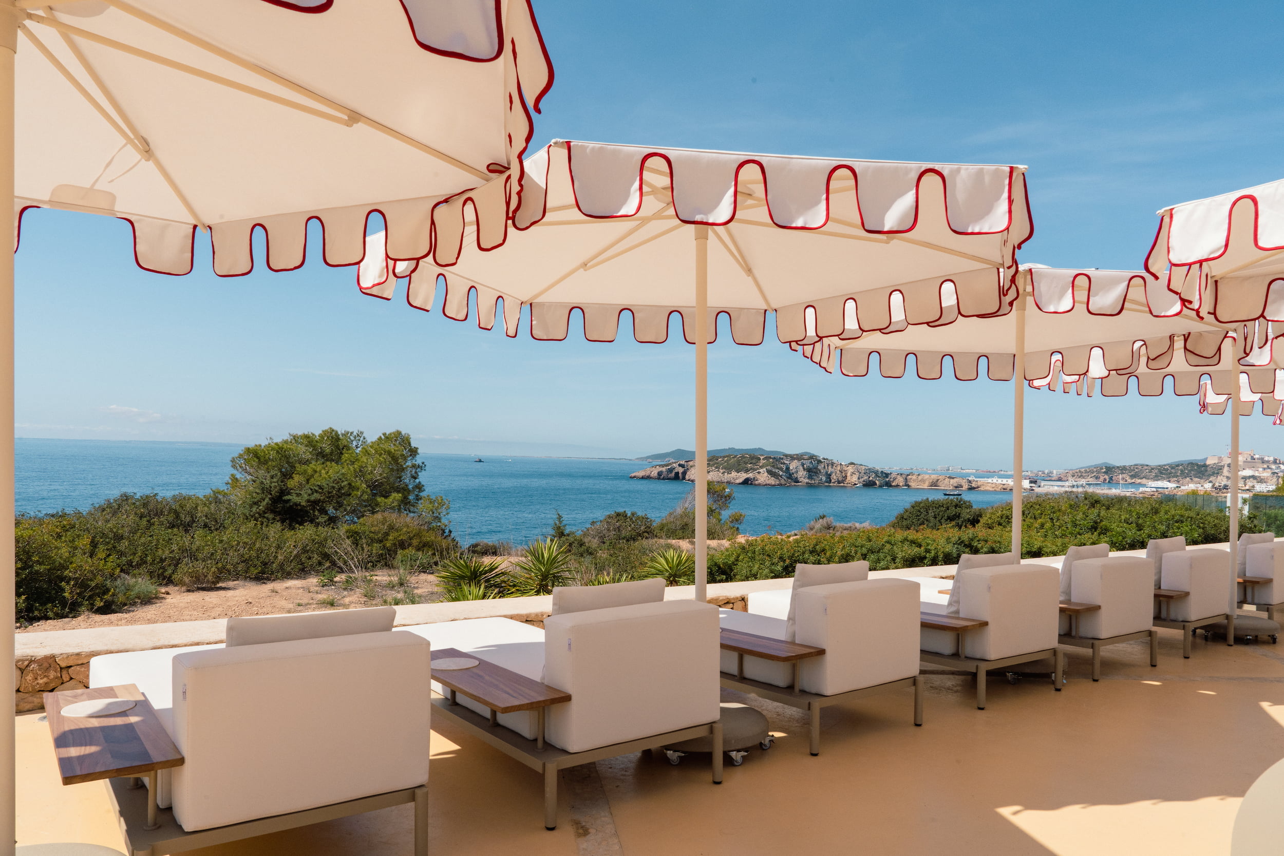 Destino Ibiza: van Destino Pacha naar Destino Five, en wat er veranderde 6 Ligbedden onder parasols bij Destino met uitzicht op zee