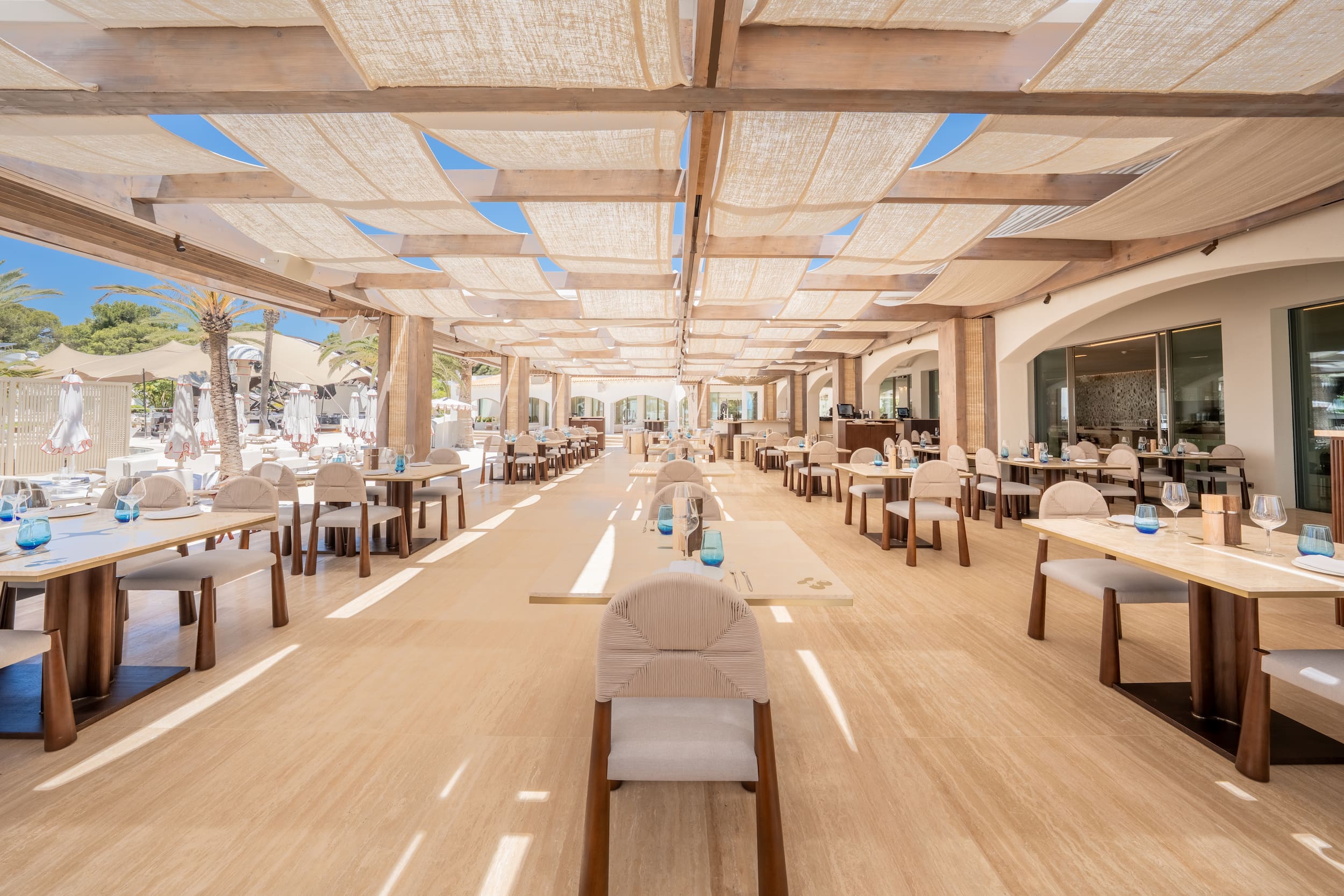 Destino Ibiza: van Destino Pacha naar Destino Five, en wat er veranderde 8 Het restaurant Cielo bij Destino Five Ibiza