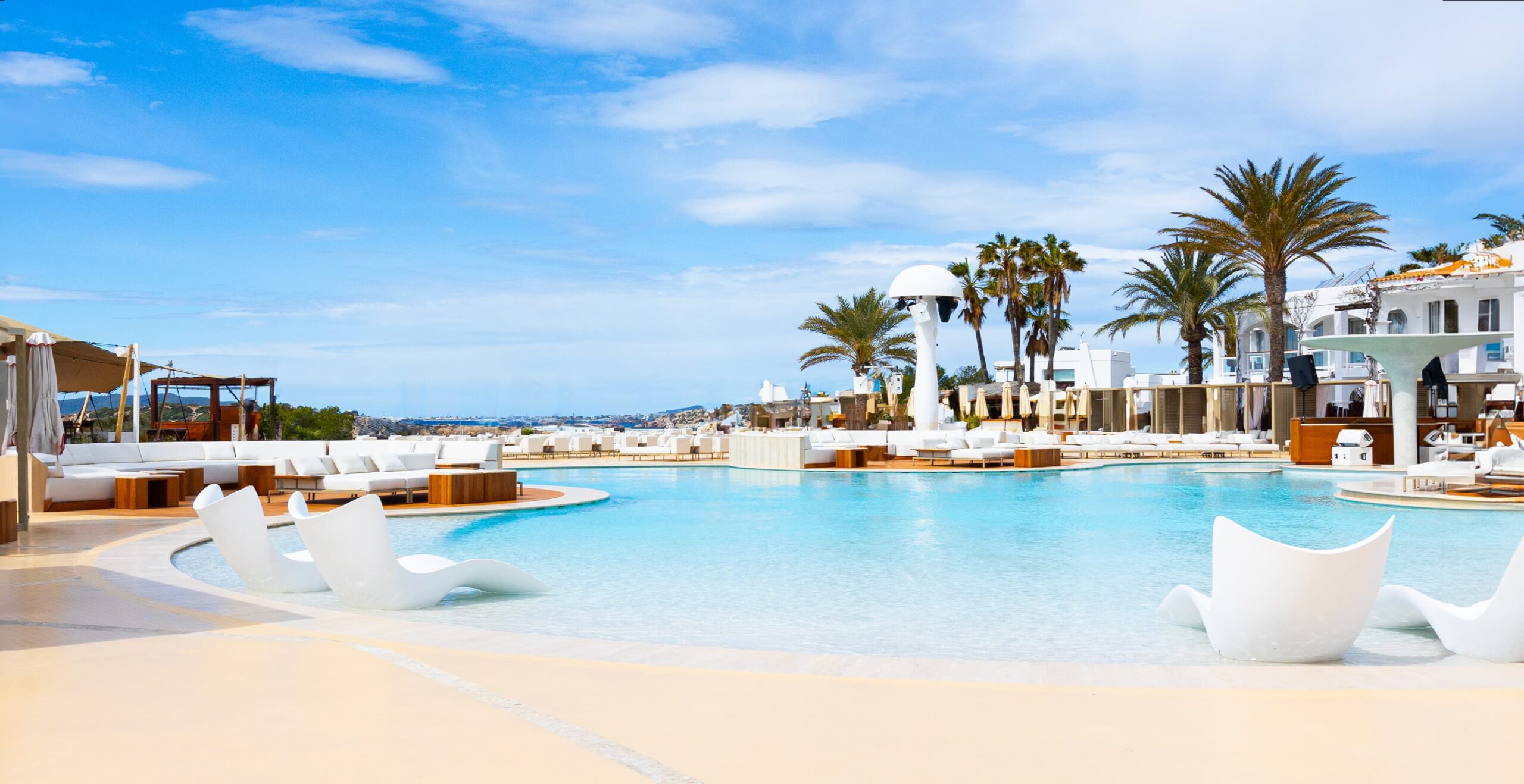 Destino Ibiza: van Destino Pacha naar Destino Five, en wat er veranderde 7 Het zwembad van de poolclub bij Destino Five Ibiza