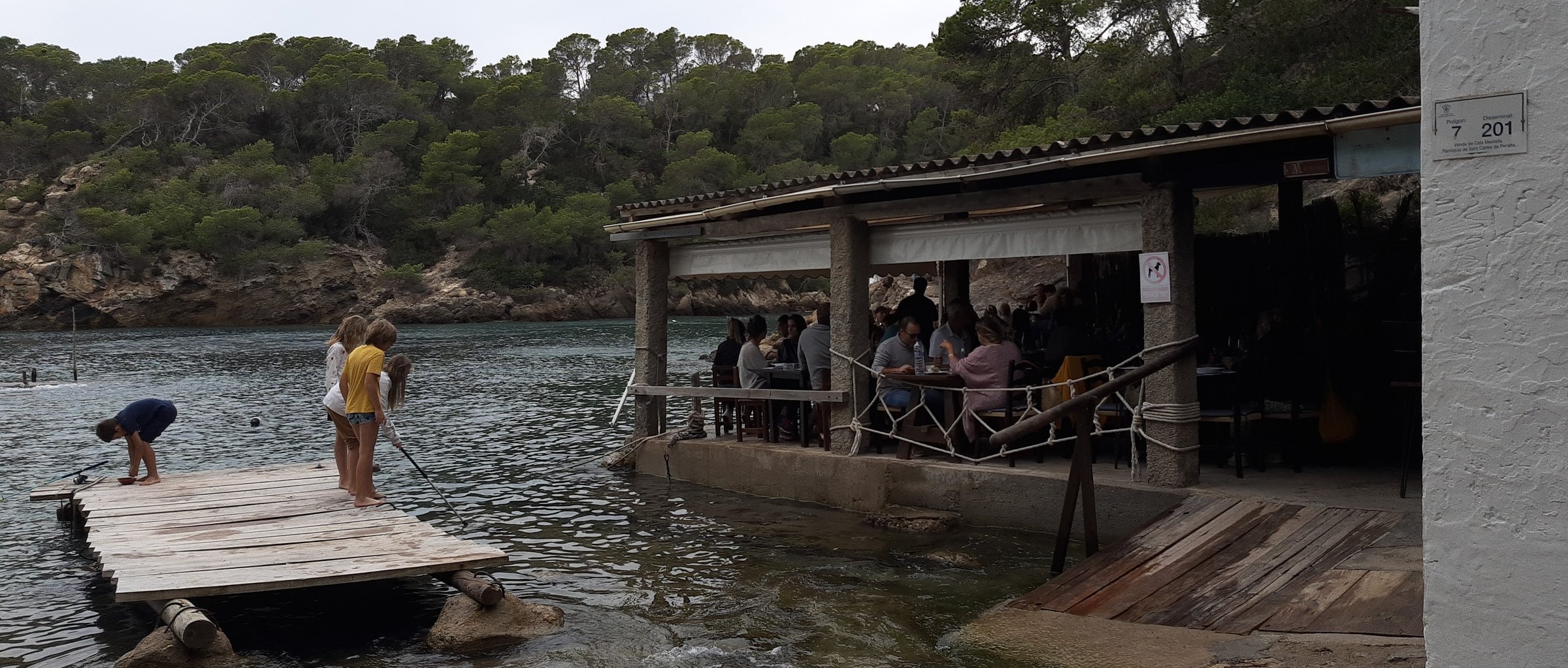 El Bigotes Ibiza: legendarisch vissers-restaurant aan Cala Mastella 1 Het restaurant El Bigotes aan het water van Cala Mastella, met een houten steiger ervoor